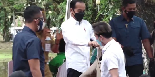 Saat Jokowi Beri Jaket ke Pemuda yang Sedang Tunggu Vaksinasi di Kendari