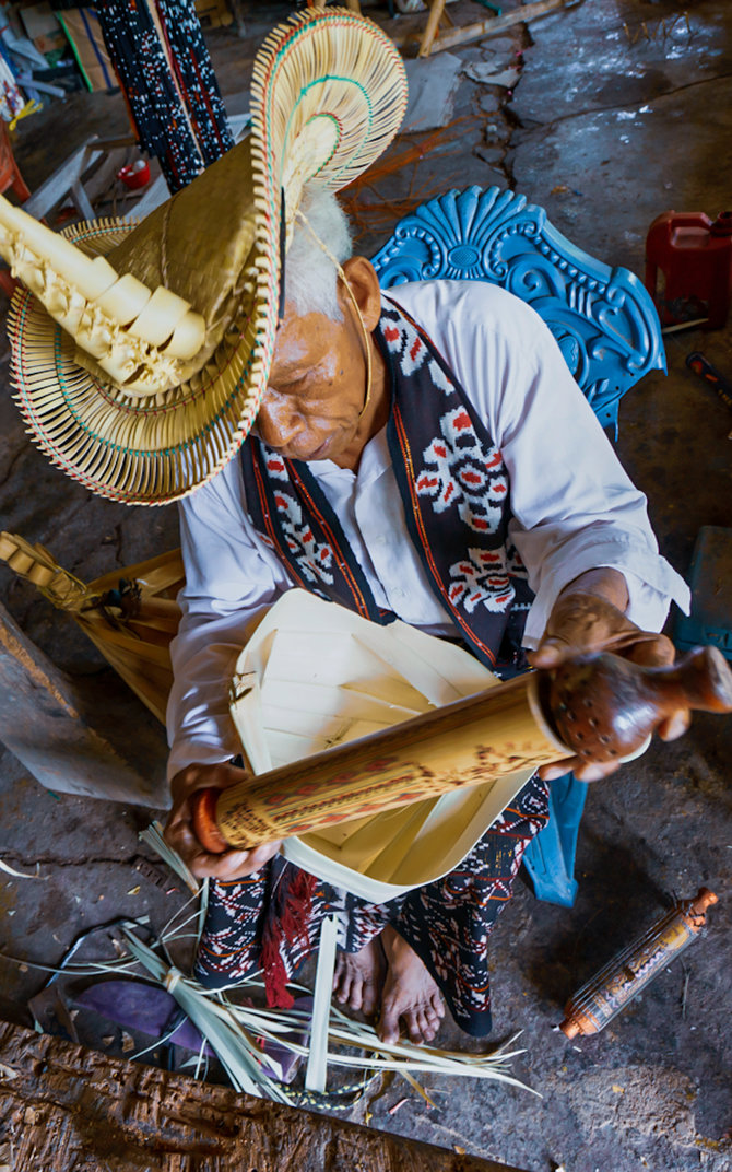 alat musik sasando berasal dari daerah nusa tenggara timur yang dimainkan dengan cara