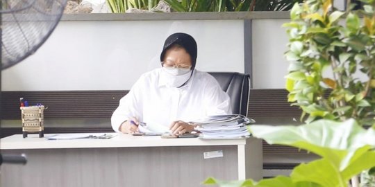 Mensos Risma Izinkan Hanya 10 Persen Pegawai Bekerja dari Kantor