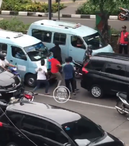 viral gerombolan pria kejar kejaran di jalan raya