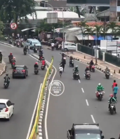 viral gerombolan pria kejar kejaran di jalan raya