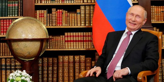 Vladimir Putin Umumkan Dirinya Telah Divaksinasi Menggunakan Vaksin Covid Sputnik V