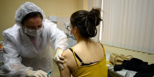 Rusia Anjurkan Vaksin Penguat karena Kasus Covid-19 Melonjak Akibat Varian Delta