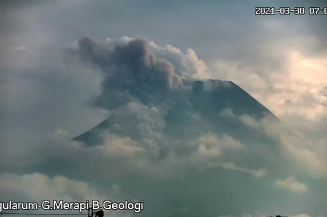 gunung merapi luncurkan awan panas guguran sejauh 15 km