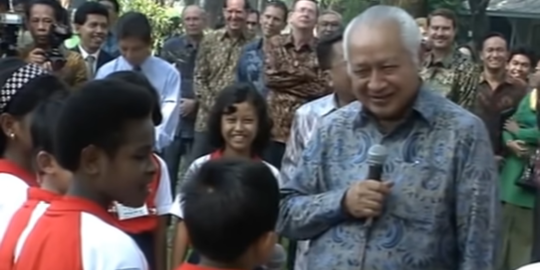 Mengenang Jawaban Legendaris Soeharto Ditanya Bocah 'Kenapa Presiden Cuma Satu?'