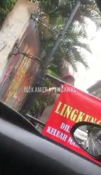 viral warga dimintai uang agar dibukakan gerbang jalan yang sedang di lockdown covid 19