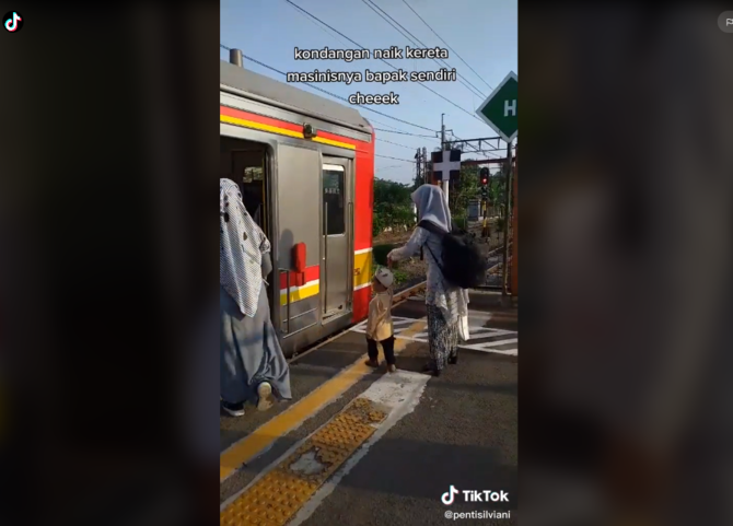 viral ayah jemput anak amp istri kondangan dengan krl