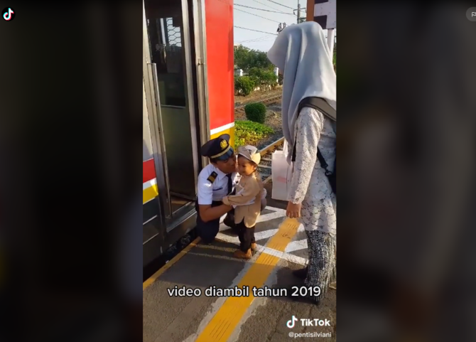 viral ayah jemput anak amp istri kondangan dengan krl