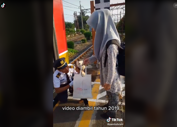 viral ayah jemput anak amp istri kondangan dengan krl