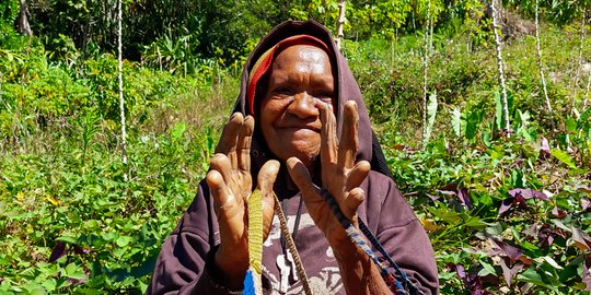 Mengintip Aktivitas Wanita Suku Dani dengan Bekas Potong Jari