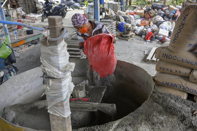 daur ulang sampah plastik jadi batu bata