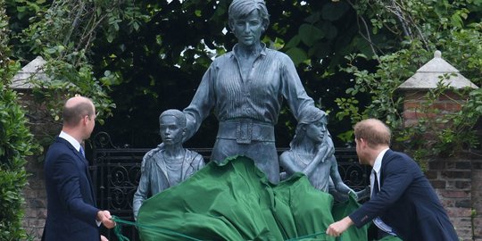 Kekompakan Pangeran William dan Pangeran Harry Resmikan Patung Putri Diana