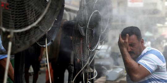 Suhu 50 Derajat Celcius, Warga Irak 'Ngadem' di Depan Kipas