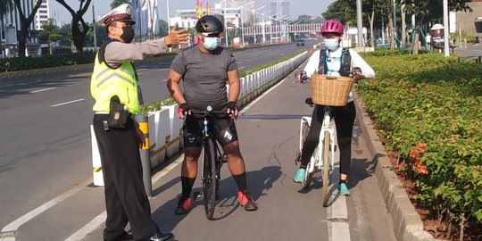 Hari Pertama PPKM Darurat, Polisi Putar Balik Pesepeda di Sudirman-Thamrin