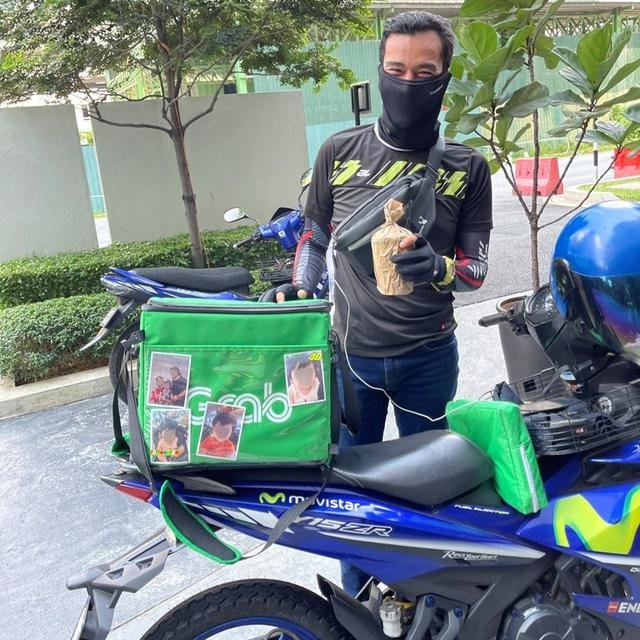 tempel foto keluarga di motor alasan driver ojol ini bikin haru