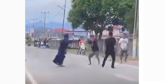 Sambil Teriak Bawa Sandal, Emak-Emak Coba Lerai Dua Pria Berkelahi Pakai Samurai