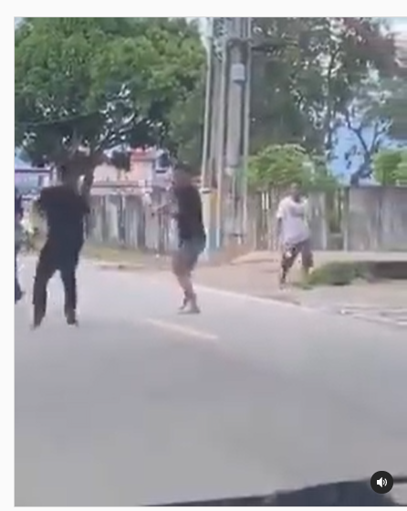 emak emak coba lerai dua pria berkelahi bawa samurai