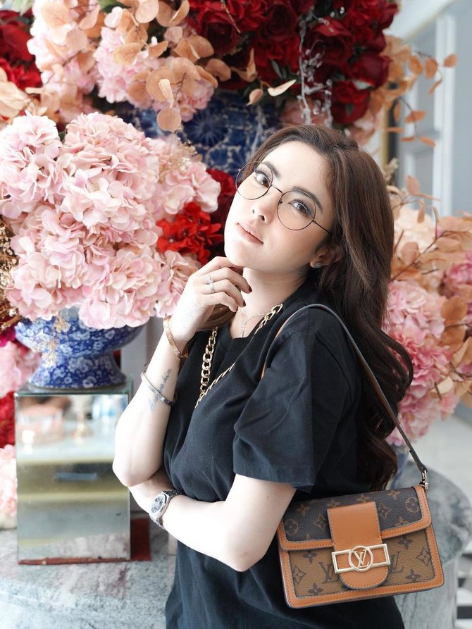 6 fakta ayu aulia model yang unggah foto mesra bareng vicky prasetyo