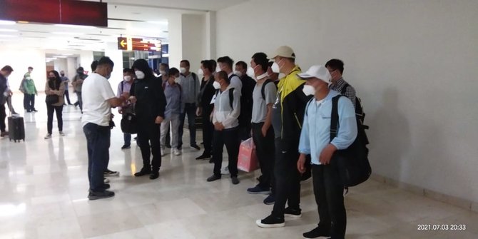 puluhan tka asal china tiba di bandara sultan hasanuddin