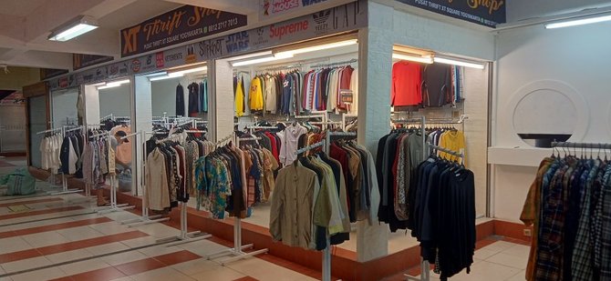 ilustrasi toko baju bekas