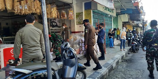 Pertokoan Nonesensial di Pusat Kota Garut Ditutup Paksa Tim Satgas