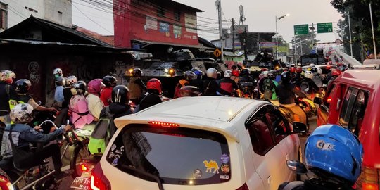 Diminta Putar Balik, Pekerja Debat dengan Petugas Pos PPKM di Lenteng Agung