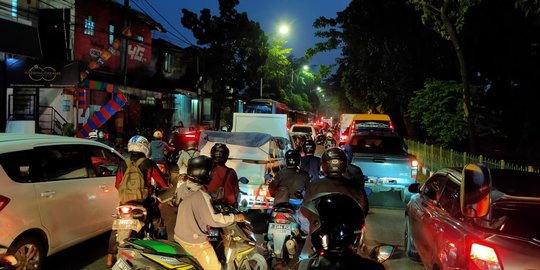 Mobil Baracuda Jaga Pos Penyekatan di Lenteng Agung