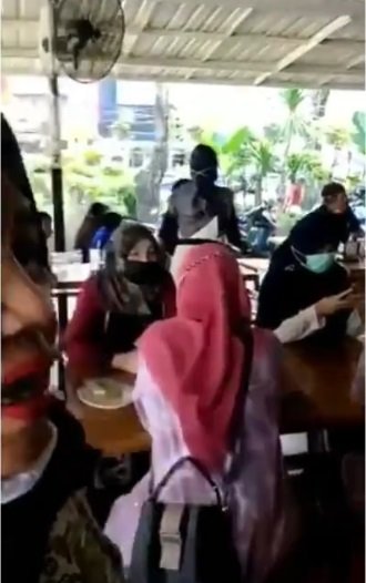 viral ibu ibu makan di restoran yang ramai pengunjung