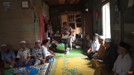 beralaskan tikar intip 5 potret rumah ucok baba di medan sebelum terkenal