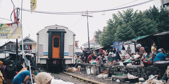Menilik Pasar Ekstrem Rel Kereta Api Dupak Magersari Surabaya