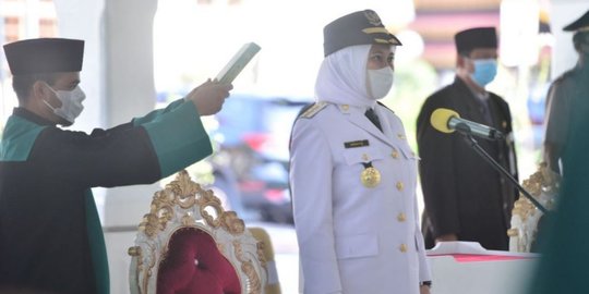 Pecahkan Rekor dan Gantikan Suami, Istri Eks Bupati Inhu Dilantik Jadi Bupati Termuda