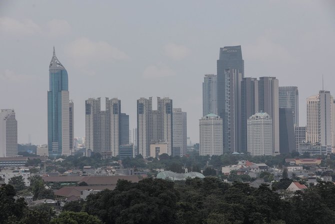 gedung bertingkat tersamar kabut polusi udara di jakarta