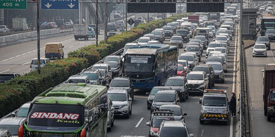 Kemacetan Tol Dalam Kota Akibat Penyekatan PPKM Darurat