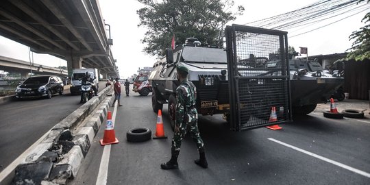 Penyekatan PPKM Darurat, Kendaraan Taktis TNI-Polri Tutup Jalan Kalimalang