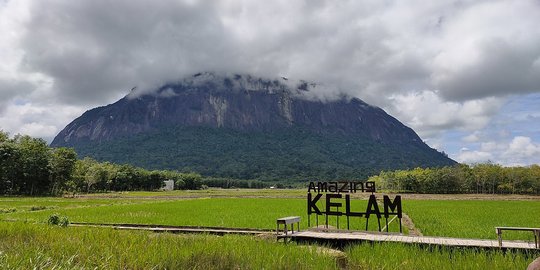 Bukit Kelam, Batu Monolit Terbesar di Dunia yang Kalah Pamor dari Uluru