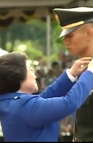 video megawati lantik dan sematkan adhi makayasa ke ahy