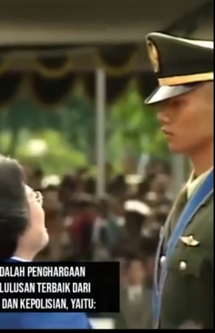 video megawati lantik dan sematkan adhi makayasa ke ahy