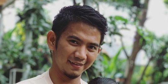 Tak Disangka Rizki DA Jago Nukang Pasang Keramik