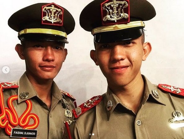potret kakak beradik sama sama peraih adhi makayasa aal