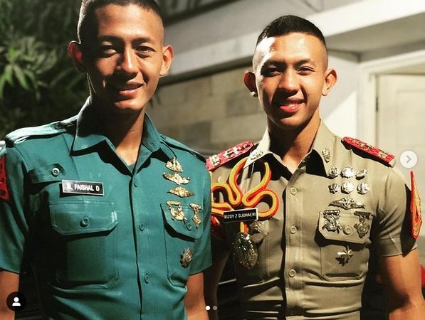 potret kakak beradik sama sama peraih adhi makayasa aal