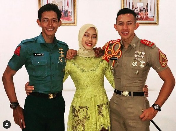 potret kakak beradik sama sama peraih adhi makayasa aal