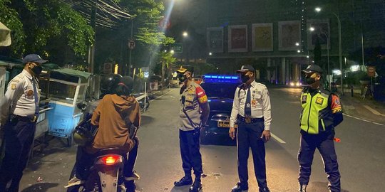 Berkerumun saat PPKM Darurat, 20 Remaja di Menteng Disuruh Polisi Jalan Jongkok