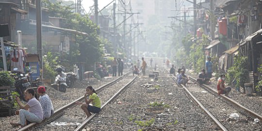 Tingkatkan Imun Tubuh, Warga Menteng Berjemur di Rel Kereta Api