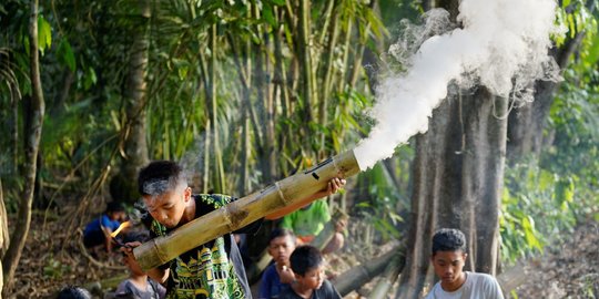 Adu Keras Suara Meriam Bambu, Nostalgia Permainan Tradisional Era 90-an