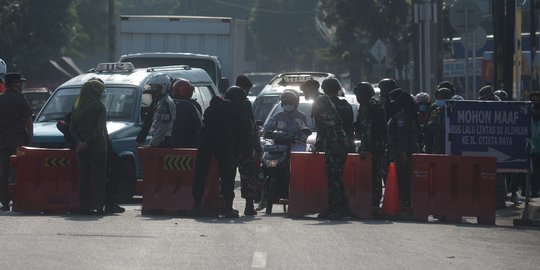 Kendaraan Taktis TNI-Polri Tutup Jalan Raya Bogor di Hari ke-4 PPKM Darurat