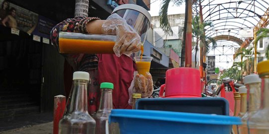 Kisah Pedagang Jamu Gendong, Bisa Beli Rumah Hingga Bawa 2 Anaknya Sarjana