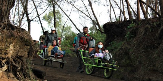 Taksi Manusia di Kawah Gunung Ijen Banyuwangi, Tarifnya Capai Jutaan