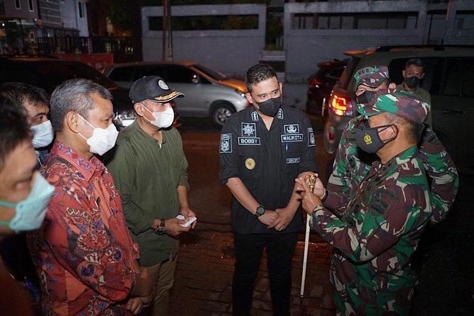 tim gabungan patroli dan ppkm mikro kota medan menyegel 20 lokasi usaha yang melanggar