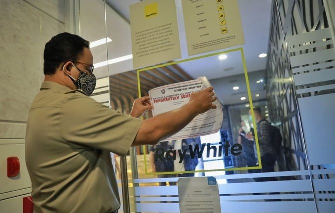 langgar aturan ppkm ini alasan anies baswedan pajang foto bos ray white indonesia