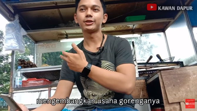 penjual gorengan ganteng raih omzet jutaan